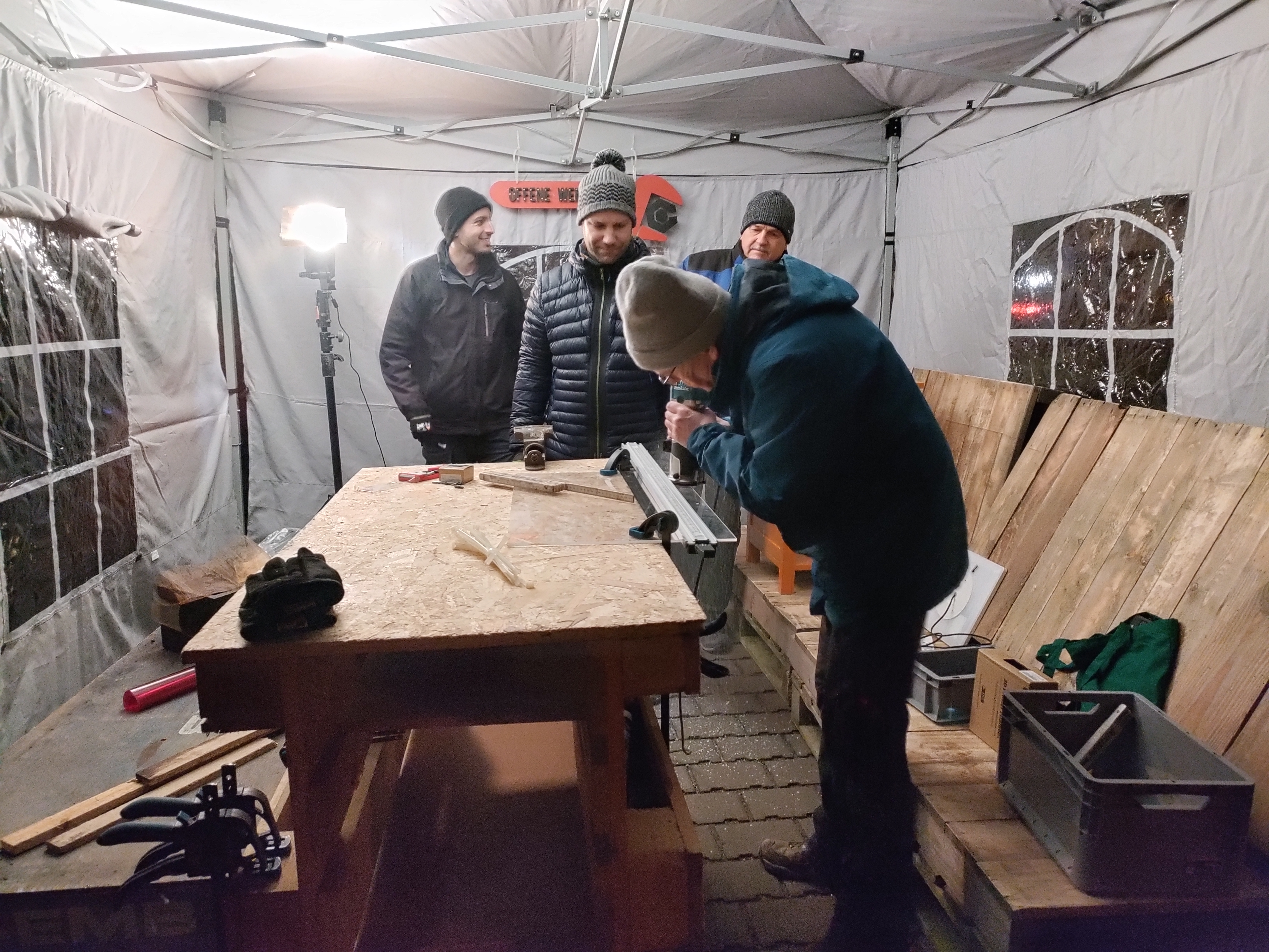 letzte Vorbereitung Weihnachtsmarkt
